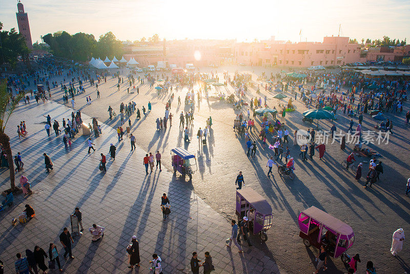 摩洛哥马拉喀什，夜生活和人们在Djemaa El Fna广场上的影子